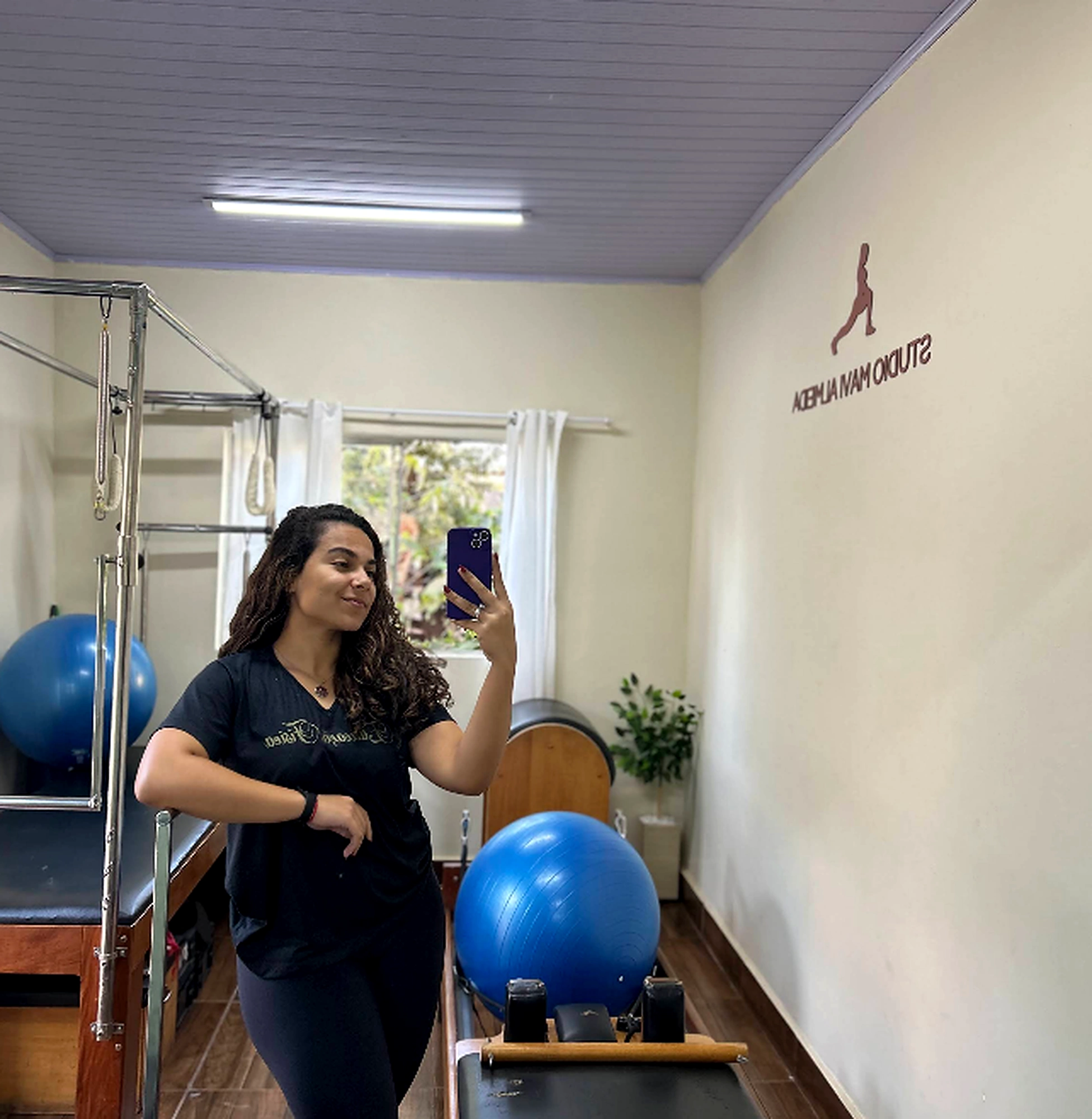 Professora acompanhando aula no Studio Mavi Almeida